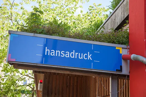 Firmenschild der Druckerei Hansadruck außen